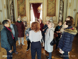 Visite d'un musée en compagnie d'un guide.